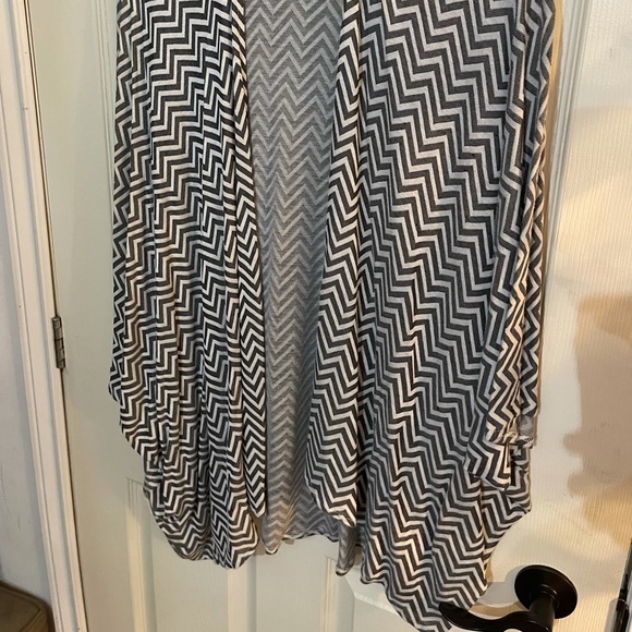 Grey & White Chevron Shall - Picture 3 of 9